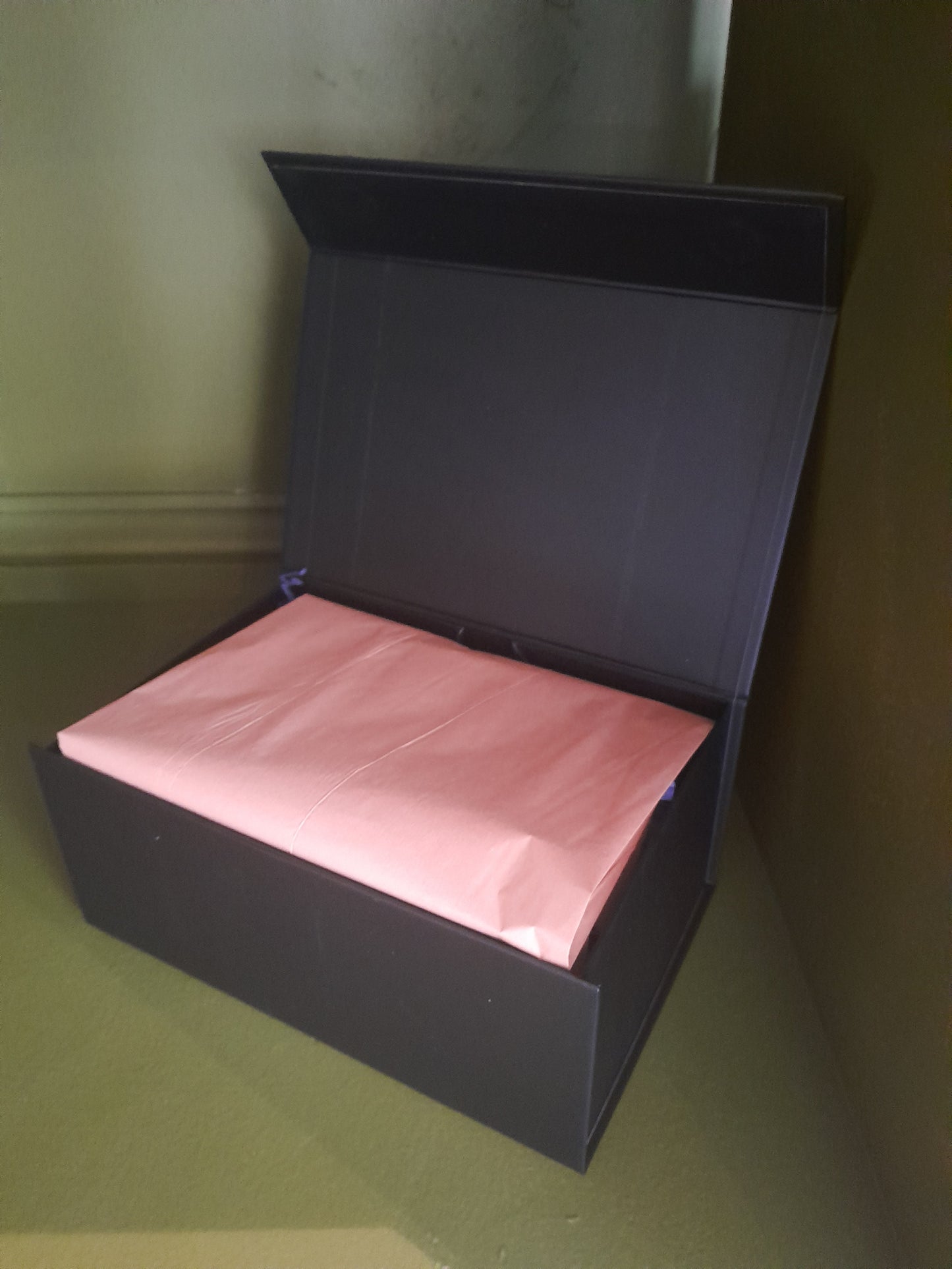 Gift Box, Medium Magnetic Black.