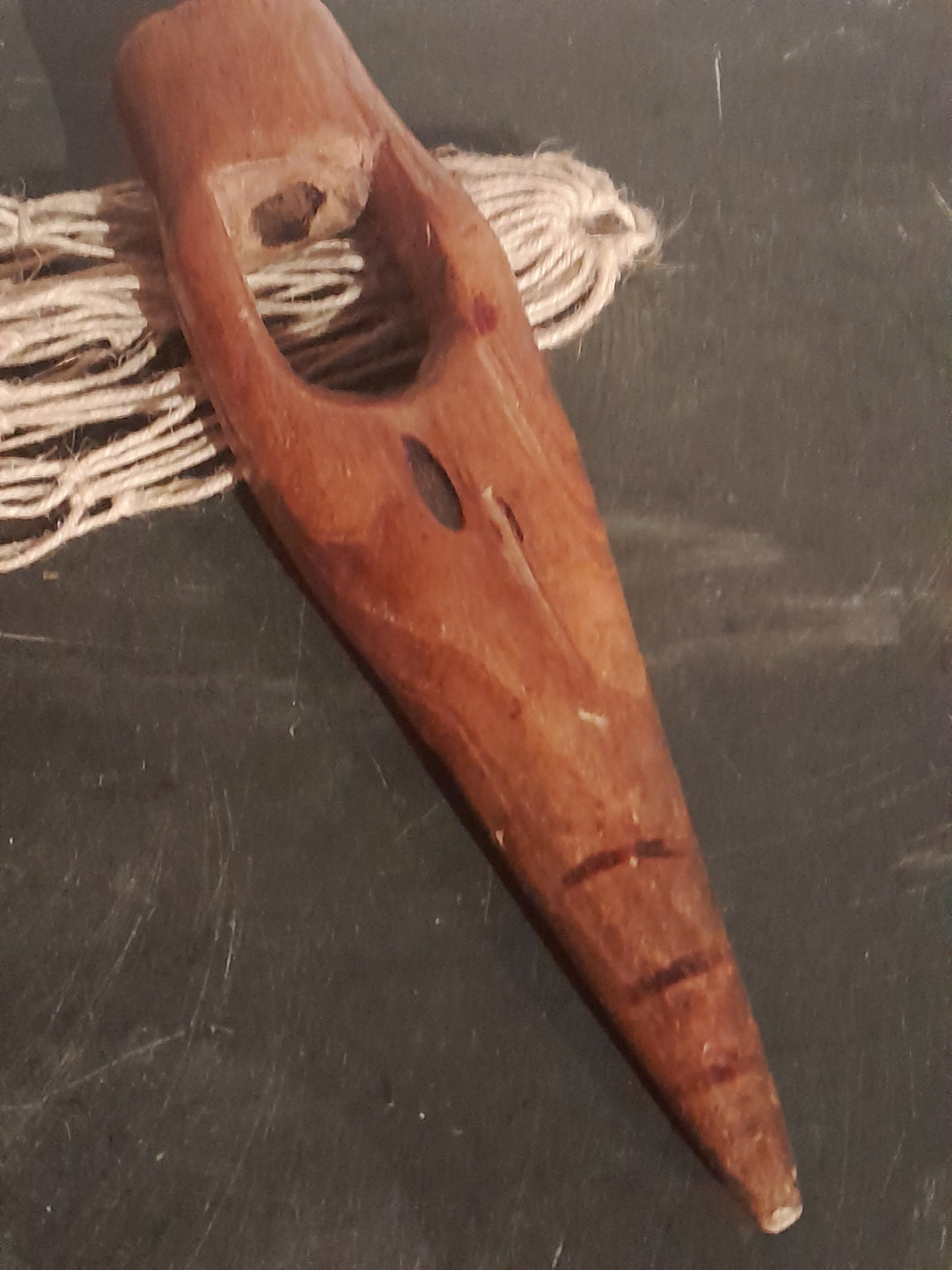 USEd 267 Primitive carved wood fishing net needle / shuttle