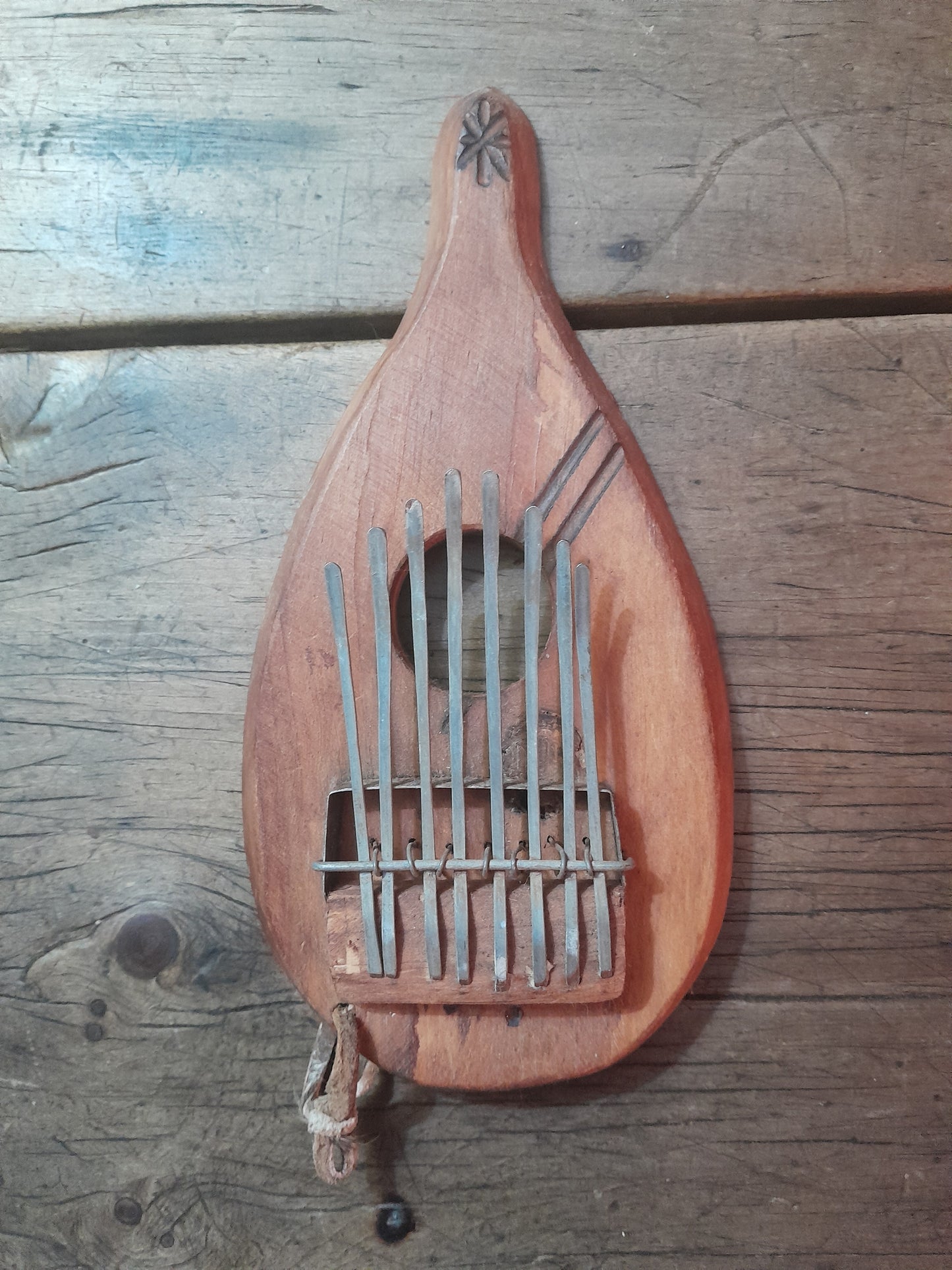 USEd 317 African Mbira, Kalimba, Sanza, thumb piano. Plank 1970