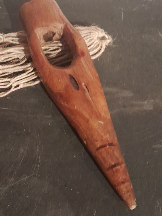 USEd 267 Primitive carved wood fishing net needle / shuttle